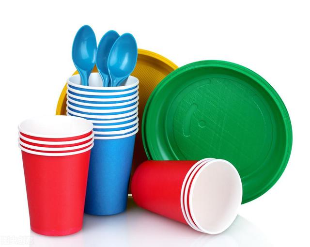 废塑料制品污染危害大,垃圾山过百年后,真的能成“山”吗?