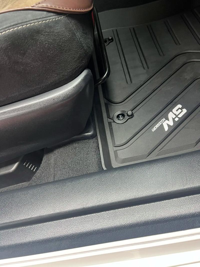 10年老车塑料件镀膜后的焕新效果